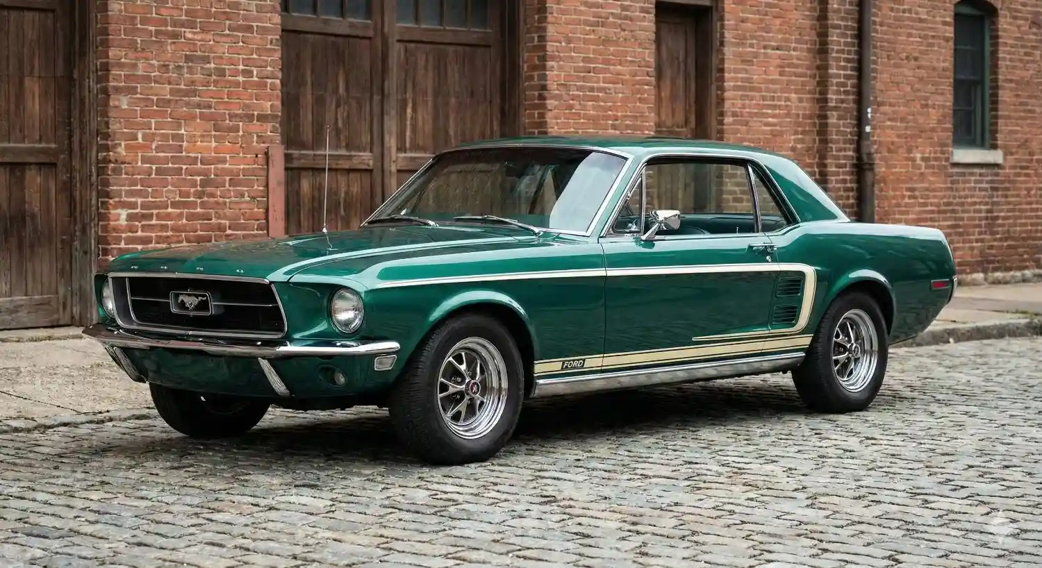 Ford Mustang 1968 Royal Maroon : L'Auto Qui Devient un Roman