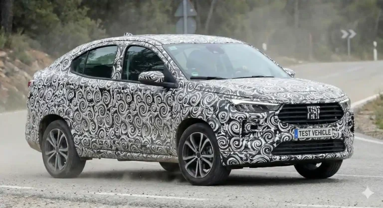 Vue de profil du Fiat Fastback européen montrant sa ligne de toit fuyante et son design robuste type SUV.
